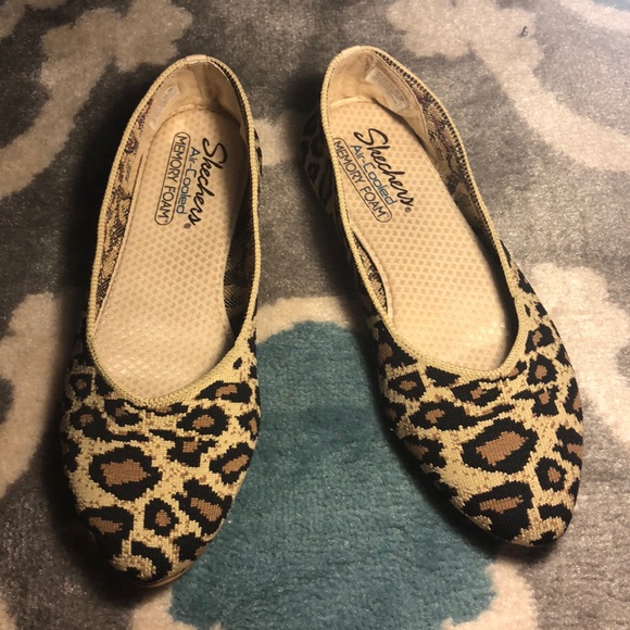 sketchers leopard flats